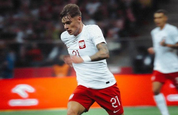 Zalewski indossa la maglia della nazionale polacca