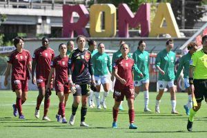 La Roma femminile fa il suo ingresso in campo - asroma.com (romaforever.it)