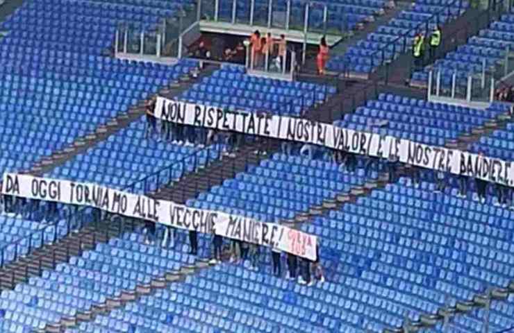 Lo striscione comparso all'Olimpico