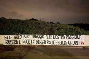 striscione di protesta a Trigoria