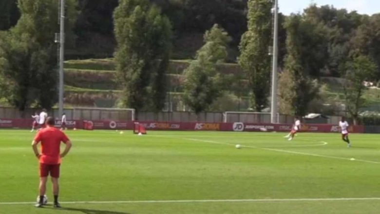 A Trigoria spunta uno striscione