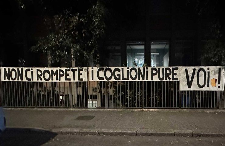 Striscione dei tifosi romanisti fuori la sede dell'AIA