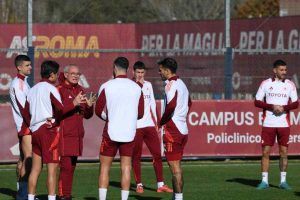 ranieri parla alla squadra a trigoria