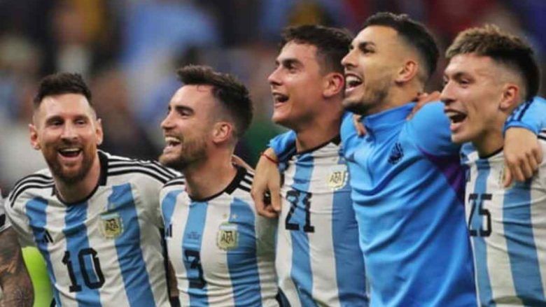 La nazionale argentina con Messi e Paredes